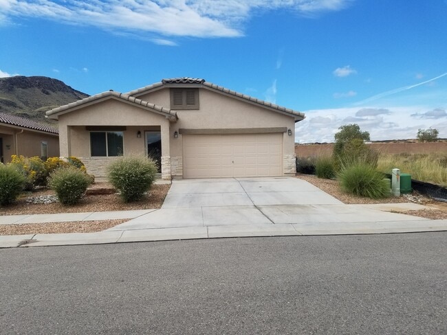 Building Photo - 3 bed 2 bath 1400 sq ft home