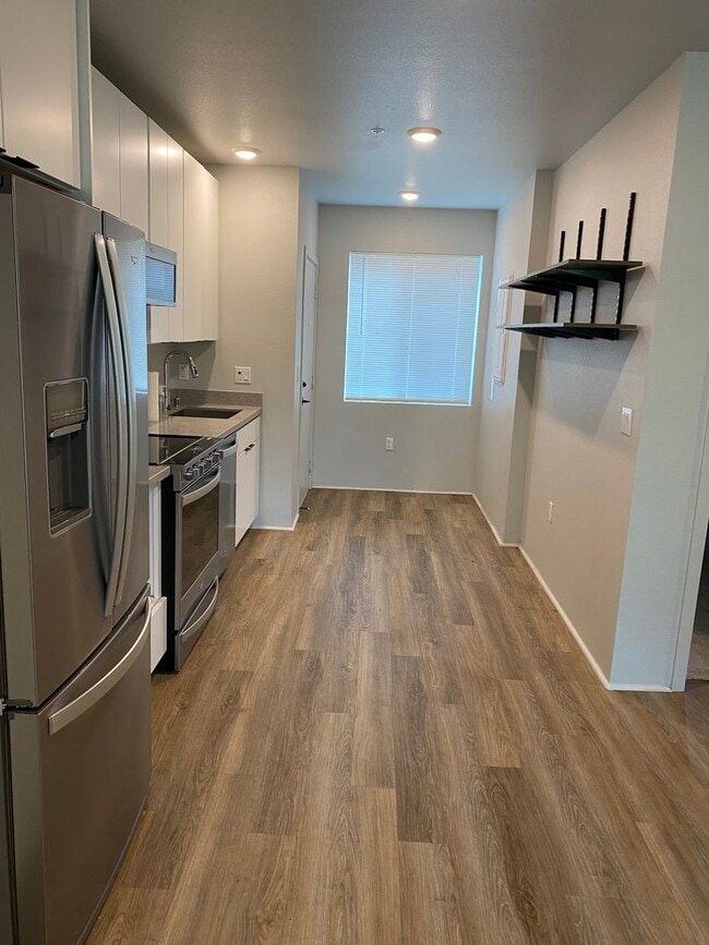 Building Photo - Modern 1-Bdrm/1-Bath Ground Level Corner U... Unit 312 Rental