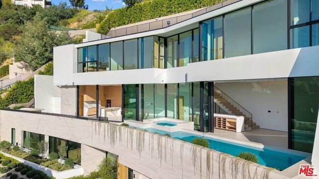 Building Photo - 8765 Hollywood Blvd