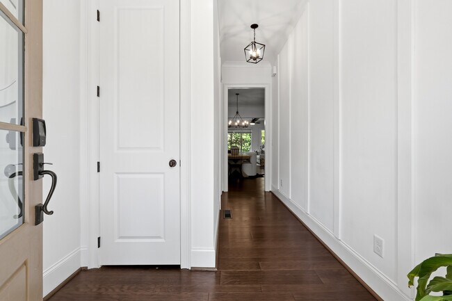 Photo - 530 Springer Bnd NW