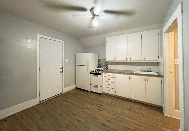 Photo - 511 N Poplar St Unit 511 N Poplar Apt B