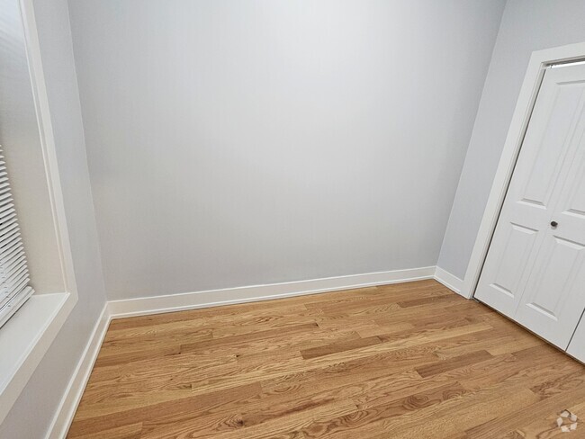 Building Photo - 1415 W Erie St Rental