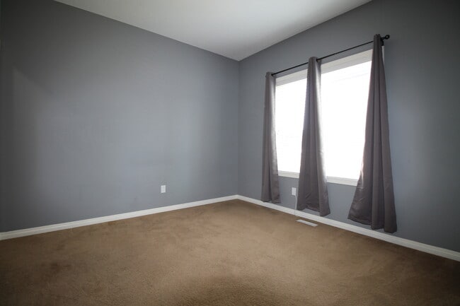 Photo - 16119-16141 141 St NW