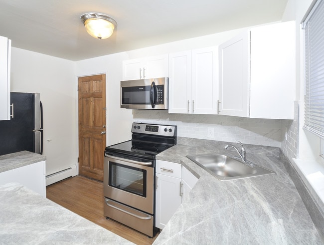 Sample Kitchen - Knollwood Apartments