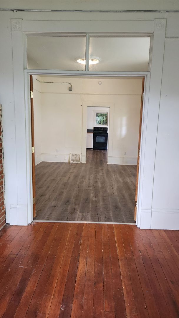 Photo - Main Level - 3 Bedroom  1  Bath Unit in Victorian House VERY Close to WWU Unidad # 1