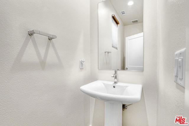 Photo - 23932 Oxnard St