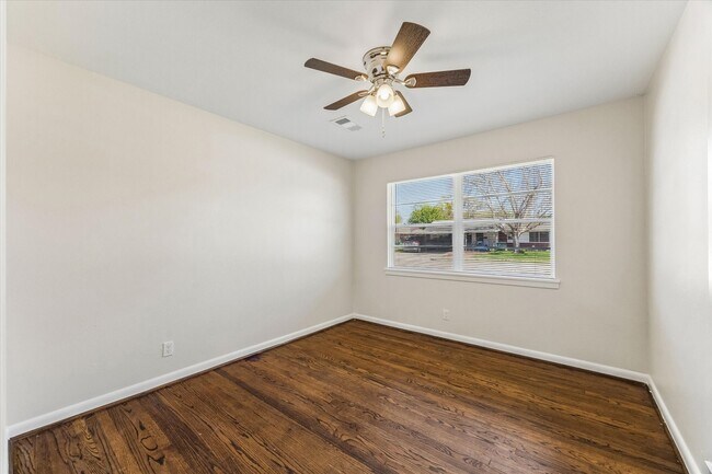 Photo - 1921 Lynnview Dr