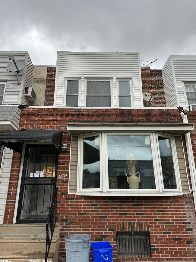 3 Bed 1 Bath Townhome in Elmwood - 3 Bed 1 Bath Townhome in Elmwood