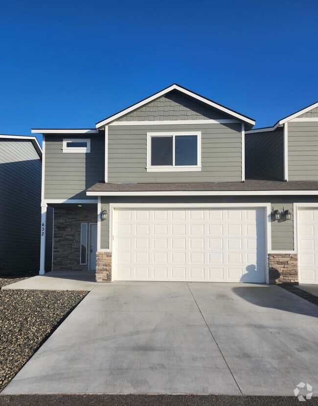 Building Photo - Spacious 3 bed/2.5 bath Townhouse - Gorgeo...