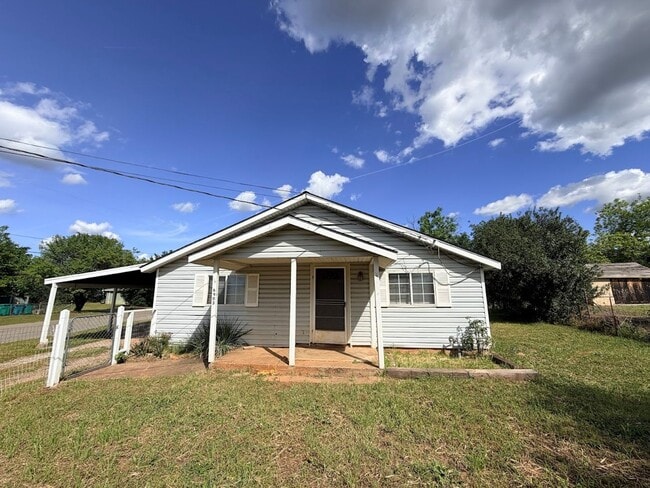 Photo - Well maintained home in convenient location w/seasonal landscaping incl.