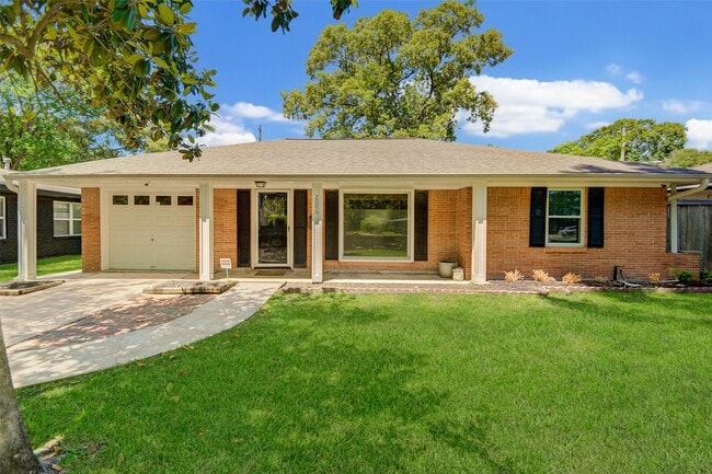 Building Photo - 2006 Gardenia Dr Rental
