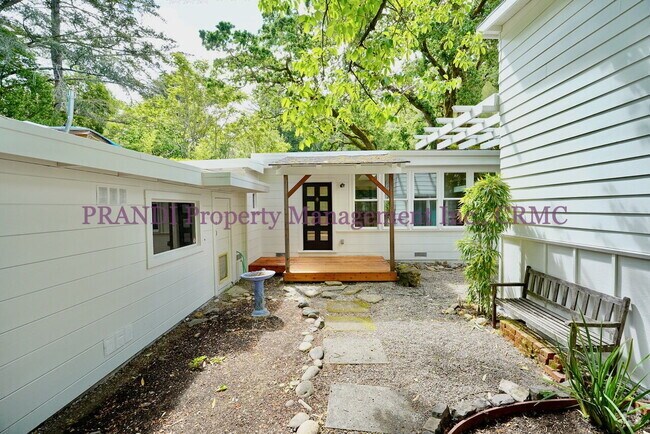 Building Photo - Bright, Stylish Fairfax Home with a Privat...