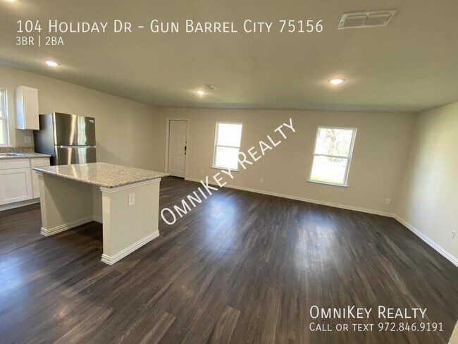 Photo - 104 Holiday Dr