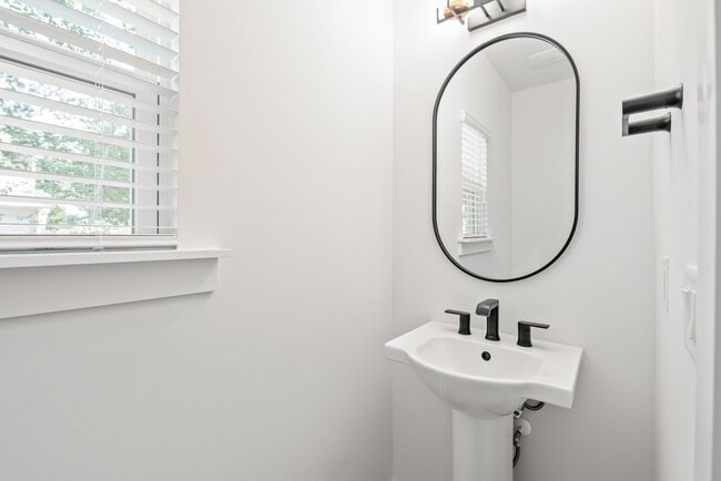 Photo - (Coming Soon) Bright & Modern Townhome in Westerly Hills