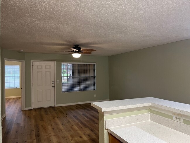 Photo - 355 Lakepointe Dr Unit 102