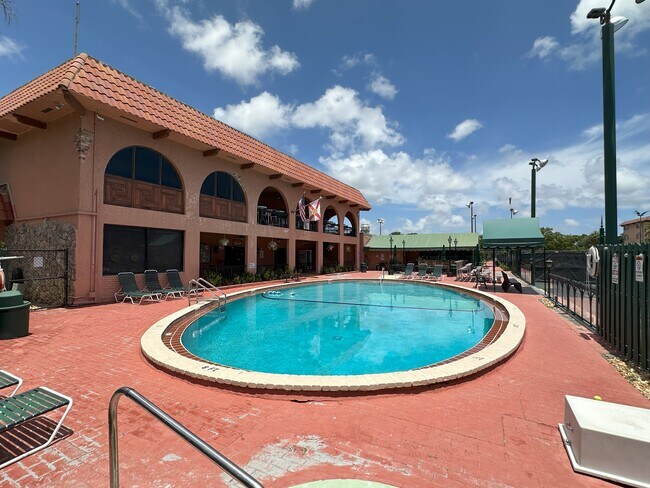 Building Photo - 670 Tennis Club Dr Unit Davis Bldg 308 Rental