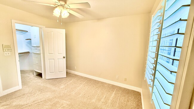 Unidad C - 40 Caddy Cir