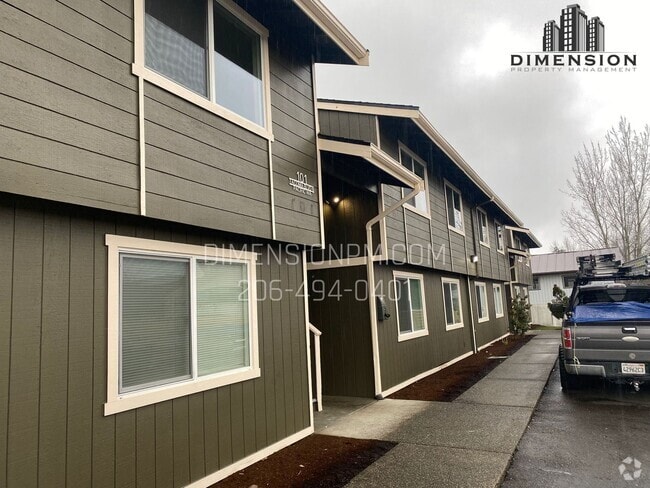Building Photo - Large Top floor 2 Bed 1.5 Bath Apartment i...
