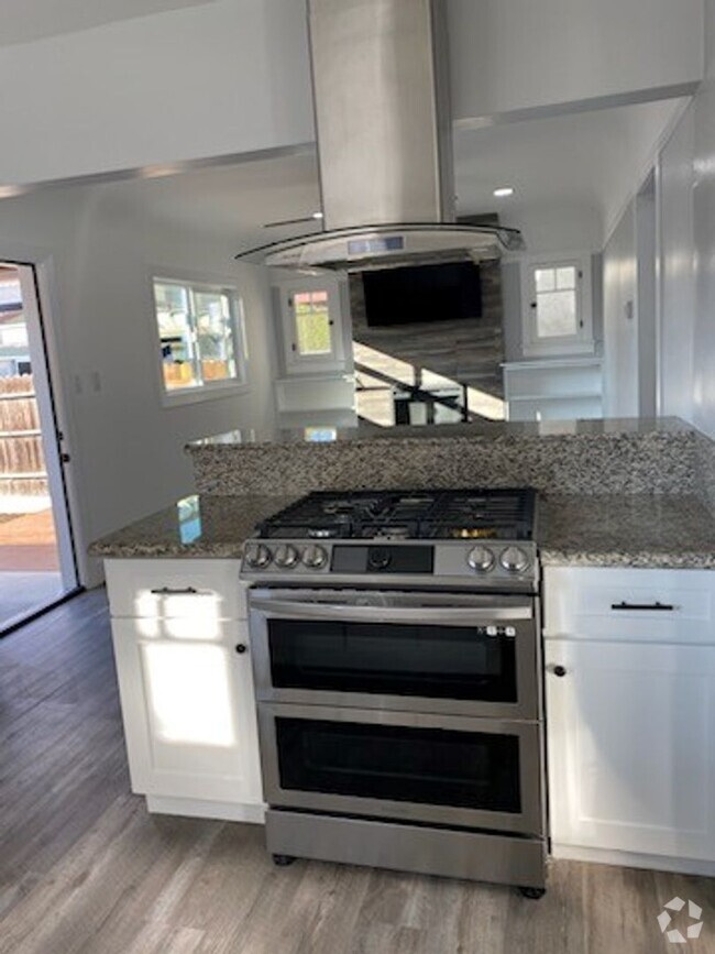 Building Photo - Lovely detached back house w/ 2car garage Unit 4707 W. 166th Street Back