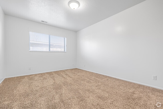 2BR, 1BA - 1,000SF - 1st Bedroom