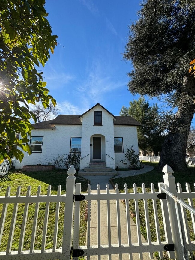 Building Photo - Cute 2 bedroom home close to downtown