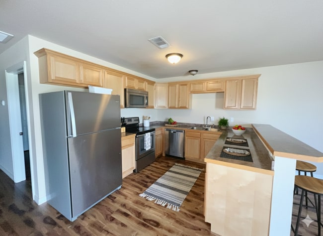 Photo - Close to school/Neighborhood surrounded by trees/Cozy