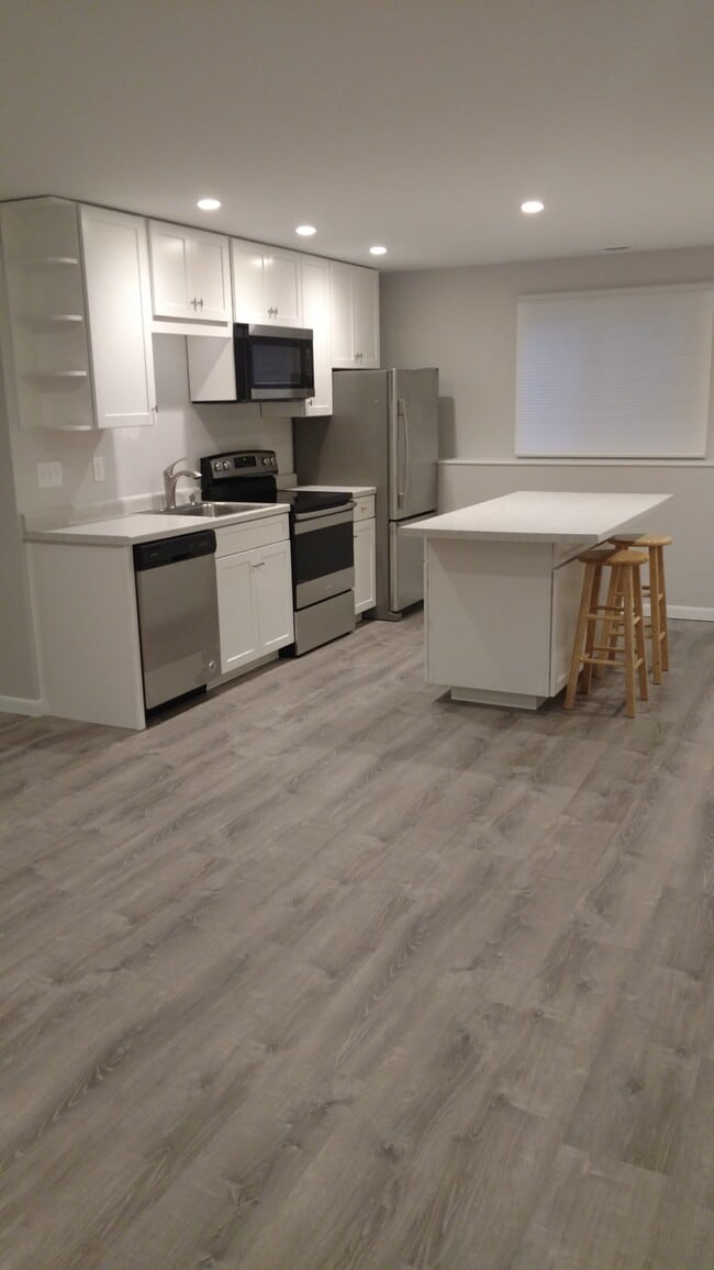 Building Photo - 1556 Hillview Rd Unit Lower level