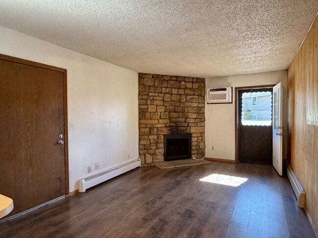 Photo - Ground Level 1 Bedroom/1 Bathroom Condo Located In Gated Oak Park Community! (Available Immediately) Unidad 14-101