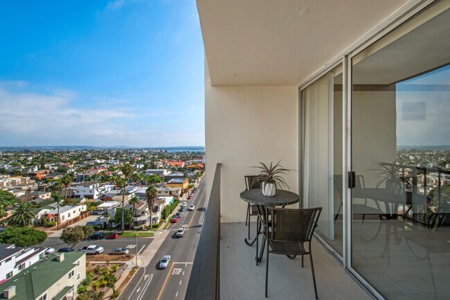 Photo - 4944 Cass St