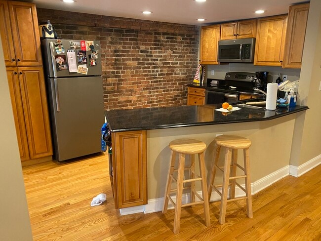 Building Photo - 28 Dove St Unit 2