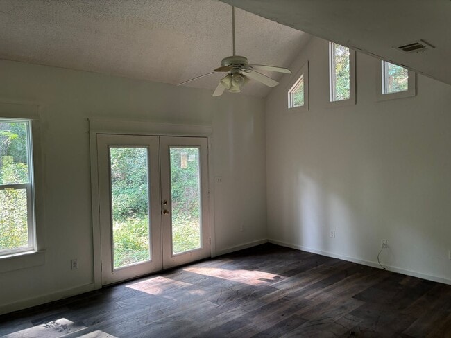 Photo - 3 bed 2 bath spacious townhome in ideal area