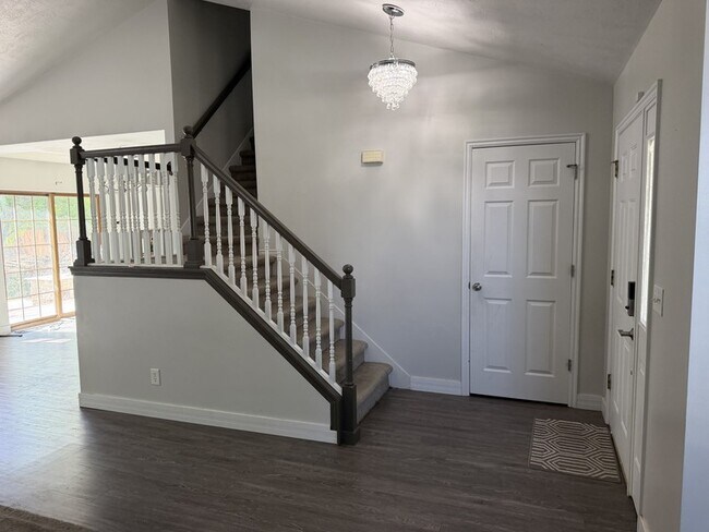 Photo - 704 Country Club Dr