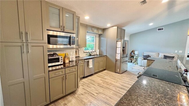 Photo - 323 SW Ridge Ln