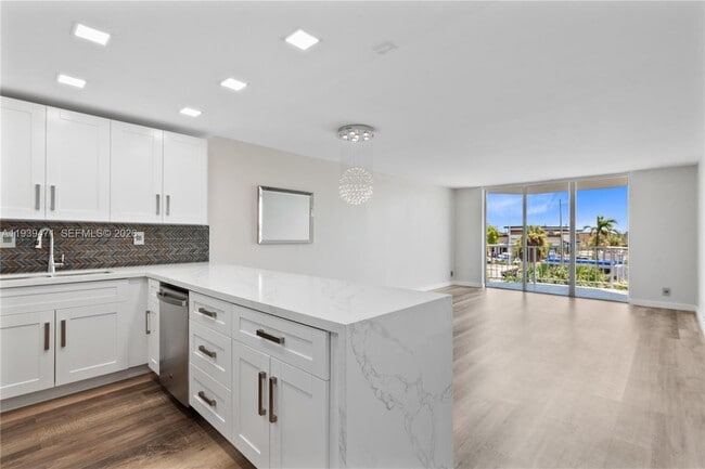 Building Photo - 16710 NE 9th Ave Unit 306