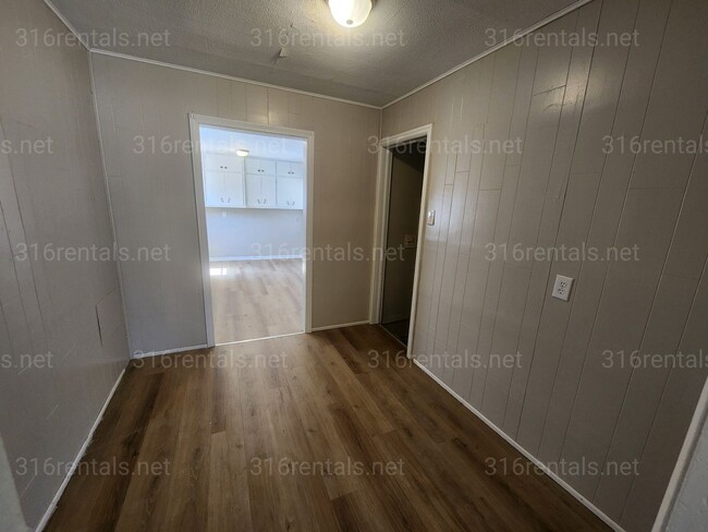 957 N Old Manor Rd