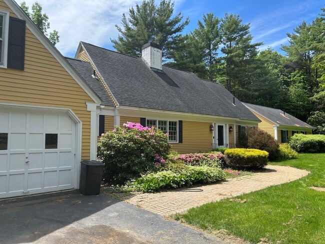 Building Photo - 172 Readfield Rd