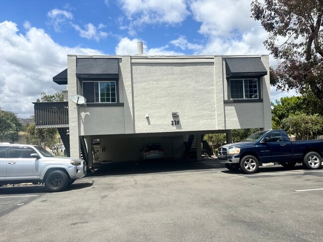 235 W Kalmia St