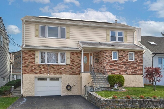 Photo - 222 Gainsborg Ave E