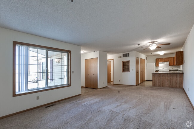 2 habitaciones, 1 baño - 1000 pies cuadrados - Sala de estar y cocina - Cottages of White Bear Lake Township