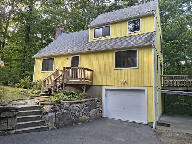 16 Hundred Oaks Ln