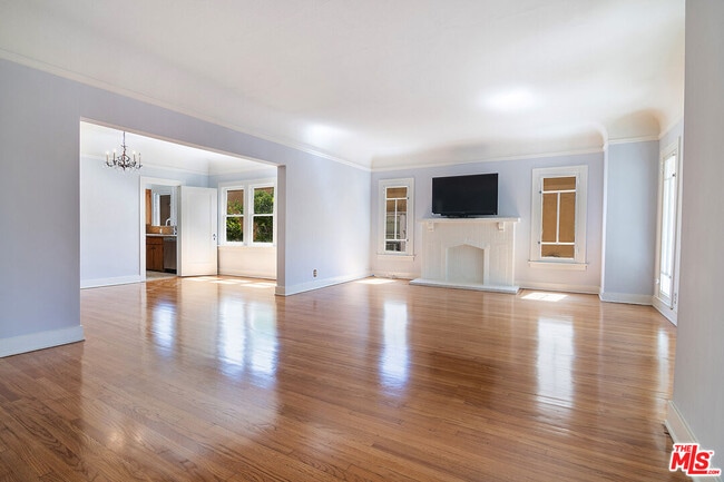 Photo - 170 1/2 S Sycamore Ave