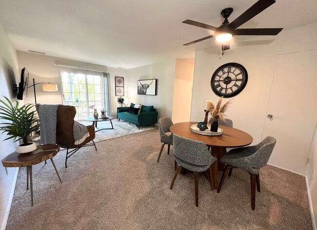 Classic 2BR / 756sqft Living Room - Amber Ridge Apartments