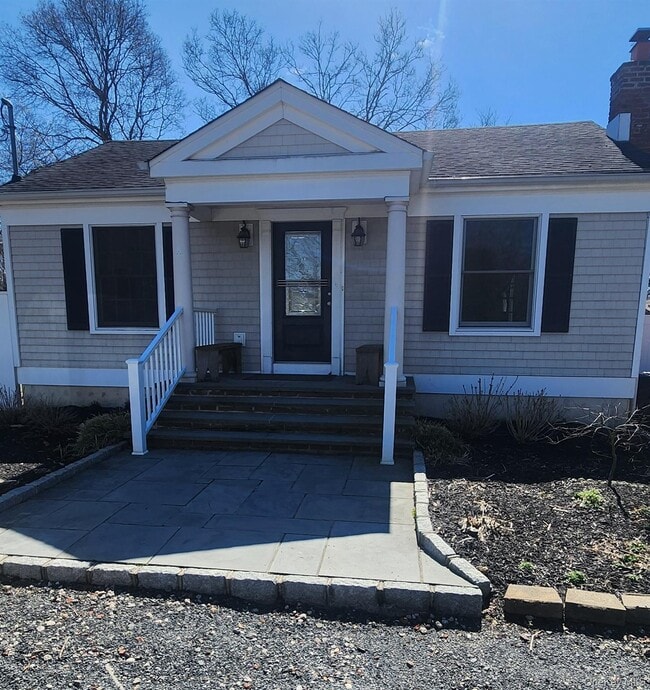 Building Photo - 1524 Express Dr S