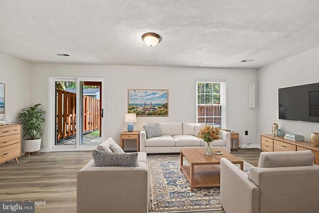 Building Photo - 306 Kings Crest Dr