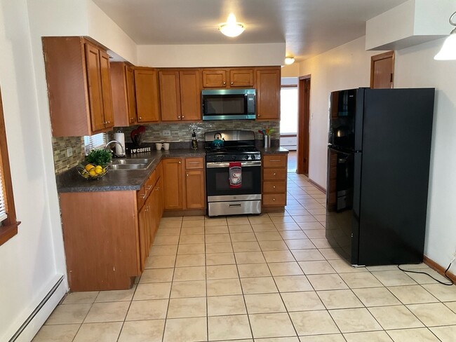 Building Photo - 2325 W Marquette rd Unit 2