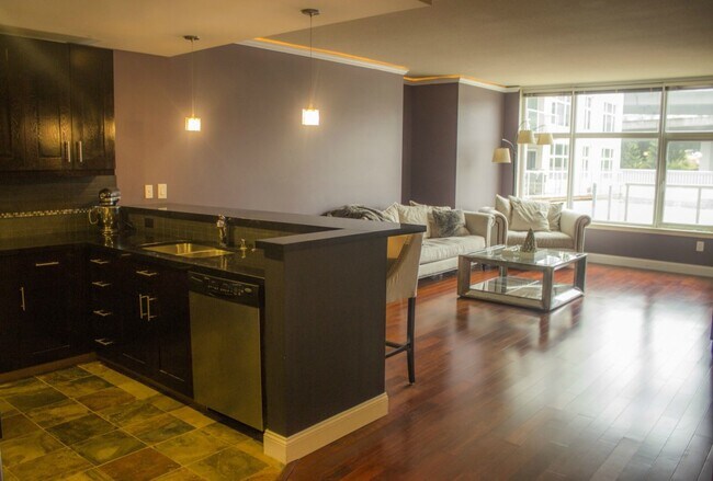 living room - 1515 Dock St Unit 702
