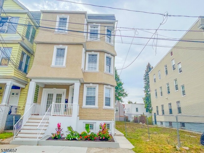 Building Photo - 261 22nd St Unit 2 Rental