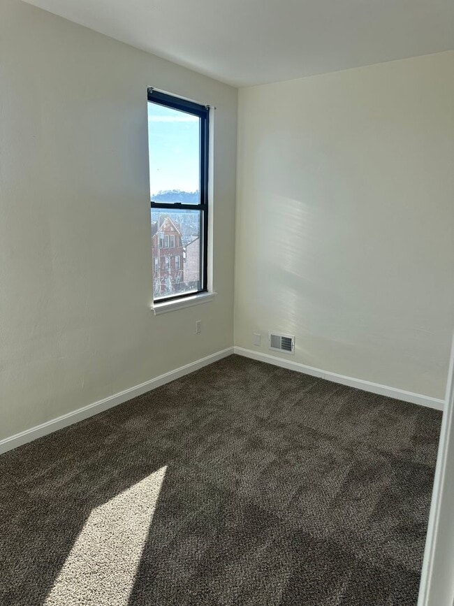 Photo - 941 Lamont St