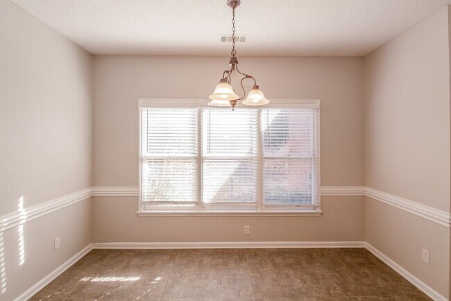 Photo - 2064 Milbrey St