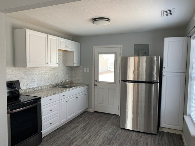 Photo - 1909 N Hancock Ave